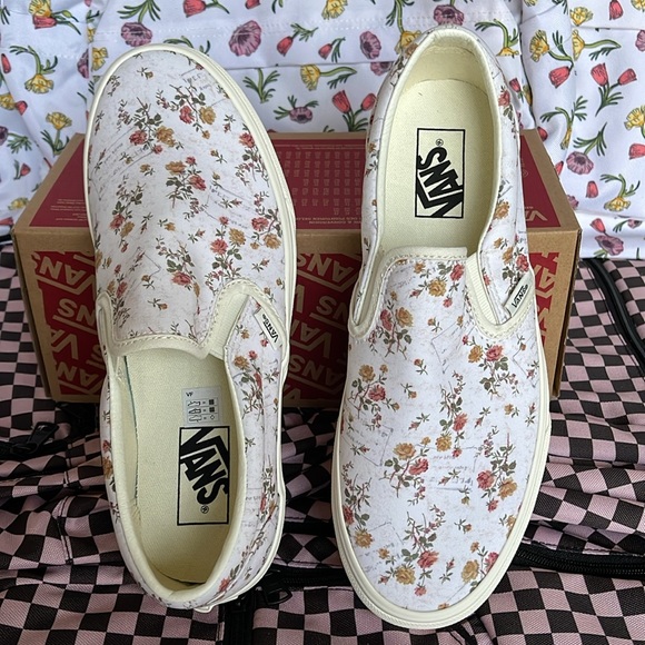 Vans WMNS Classic Slip-On (Vintage) Floral/Marshmal
VN0A38F7VMR
Sneakers - Picture 13 of 16